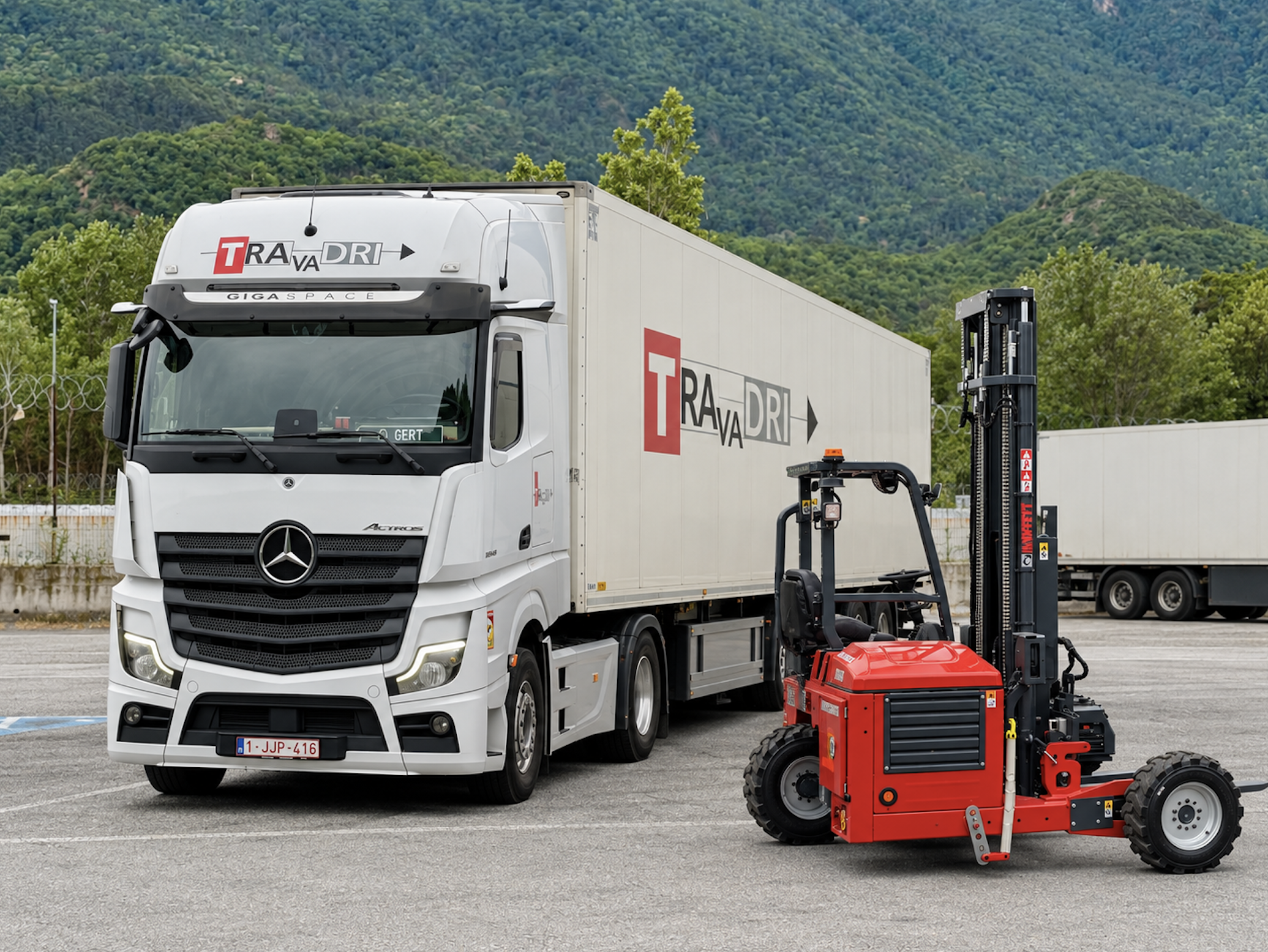 Internationaal kooiaap transport - Travadri